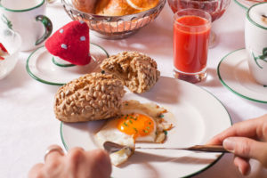 fruehstuck-brot-mit-ei