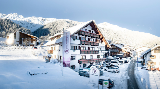 Hotel-St-Anton-Sonnbichl-Sommerbild